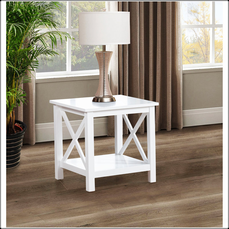 Table de bout carrée avec un profil impeccable et une finition blanche épurée, parfaite pour les intérieurs de maison de campagne ou de bord de mer.