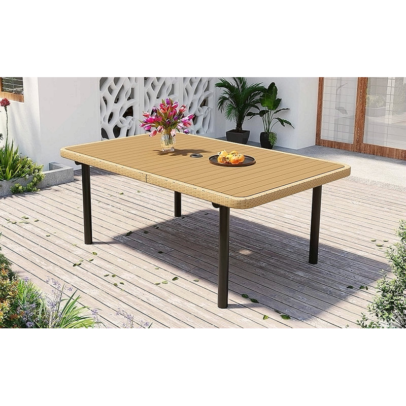 Table de salle à manger d'extérieur 59 ", plateau de table en polywood avec trou pour parasol, pieds en fer, table de salle à manger rectangulaire pour le jardin, la cour arrière, le porche