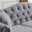 Canapé à trois places avec un design capitonné et des coussins amovibles, idéal pour se détendre dans le salon-681929910