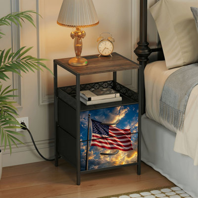 Table de chevet 2 tiroirs avec station de charge, table de chevet pour chambre avec ports USB et amp; Outlets, tablette ouverte noire, table de chevet avec drapeau américain flottant au milieu des nuages dorés