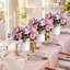 Bouquet de fleurs fausses pivoines et hortensias dans un vase de fleurs-717805754