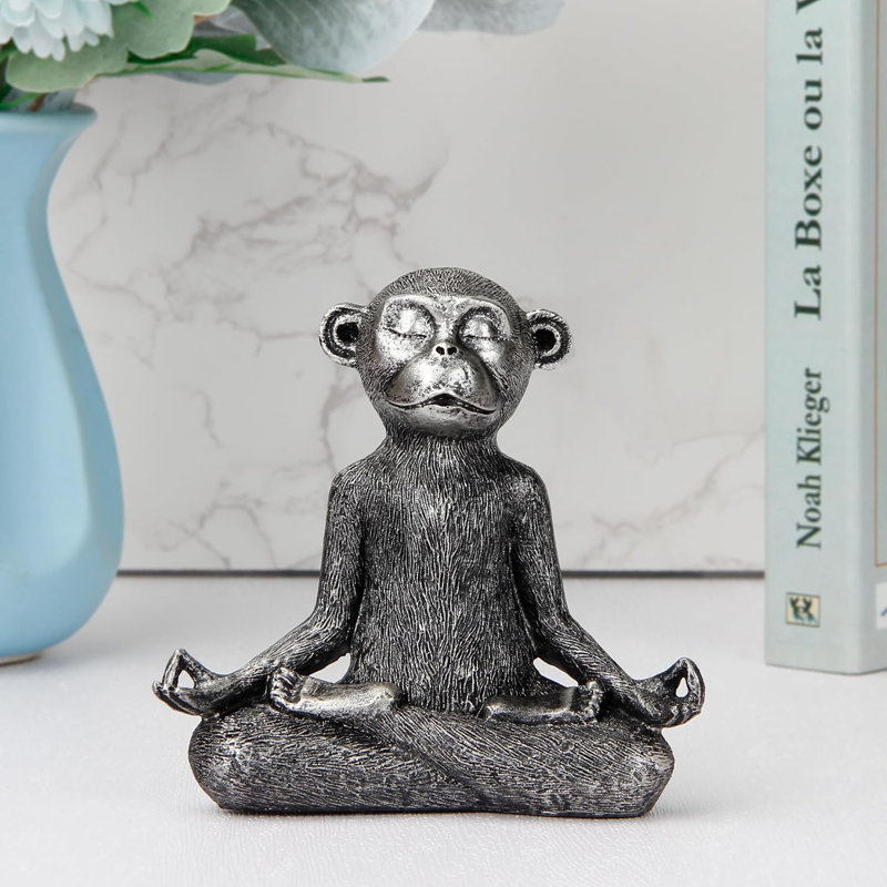 Statue de singe avec pose de yoga