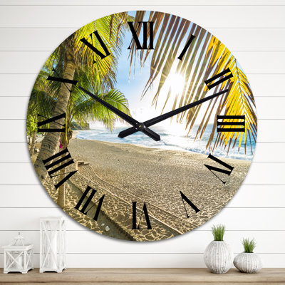 Plage tropicale avec feuilles de palmier - horloge murale nautique et côtière