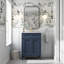 en bleu (avec meuble-lavabo et lavabo) avec rangement