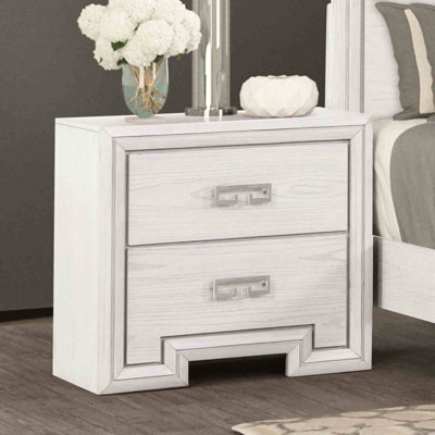 Table de chevet transitionnelle blanche rustique 1pc avec ports, tiroirs français et anglais, poignées en métal pour la chambre à coucher de style, dessus doublé de feutre à deux tiroirs et fond doublé de bois de cèdre, ports