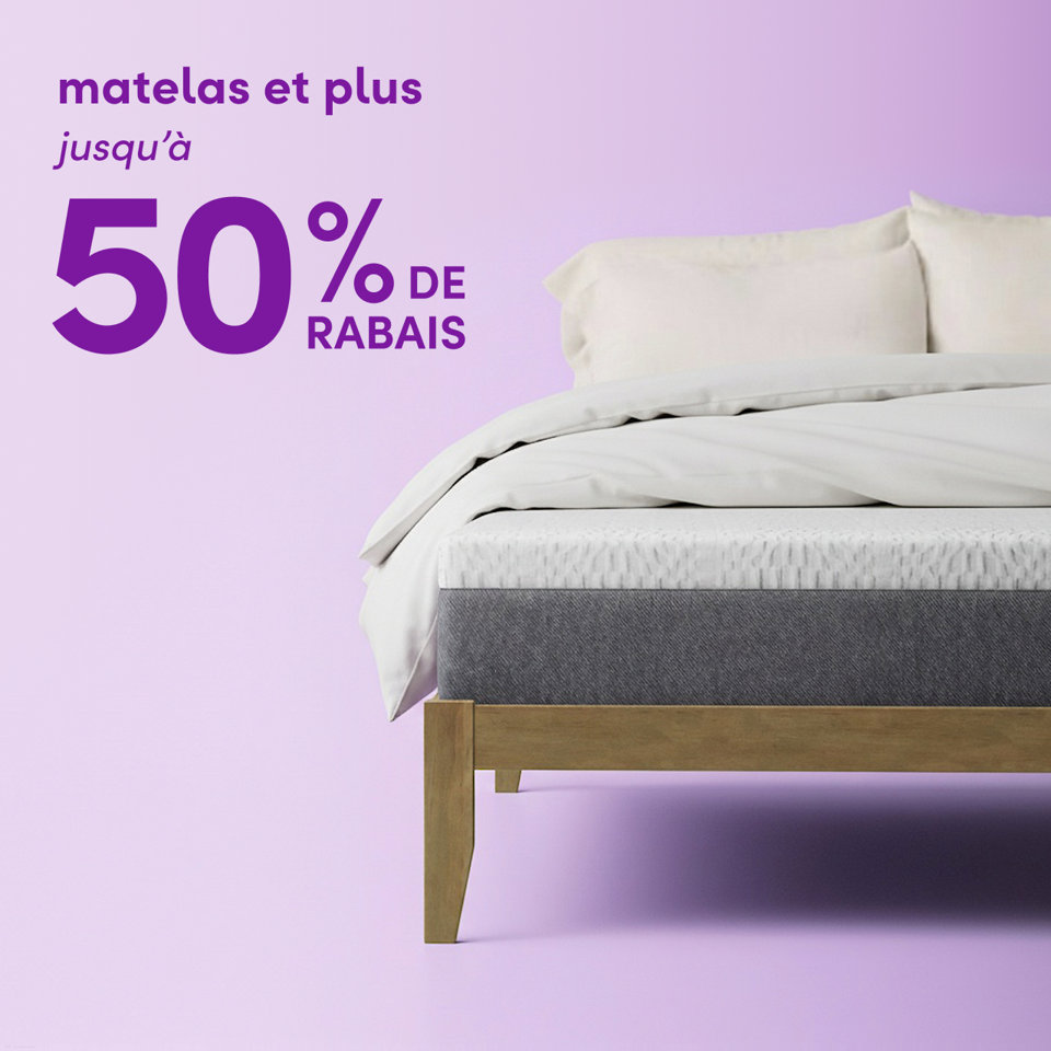 Matelas et plus, jusqu'à 50 % de rabais sur un lit avec literie blanche sur fond lilas.