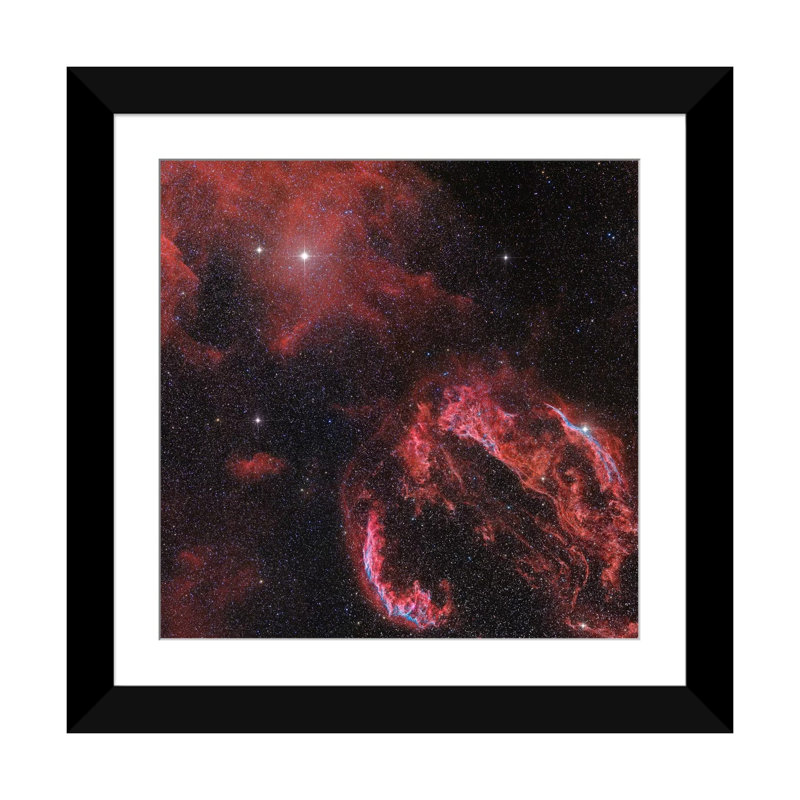 «The Veil Nebula In The Constellation Cygnus Glows Red» par John Davis, impression sur toile tendue, Papier avec cadre noir