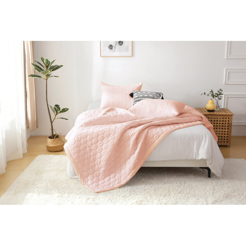 Better Style Home Microfiber Honeycomb Quilt Sets, King Quilt + 2 King Shams, Pink