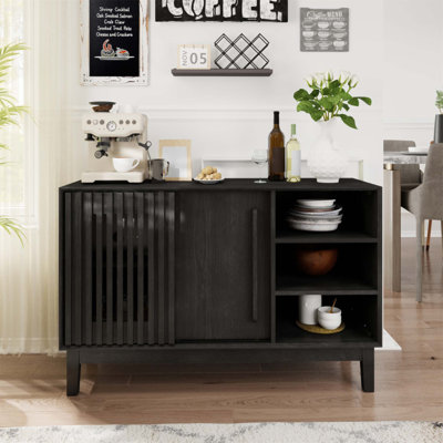 Buffet de 47,3 pouces avec rangement, conception cannelée de style campagnard, 2 portes, pieds en bois massif, idéal pour la cuisine, la salle à manger et le salon