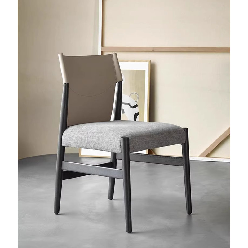 Chaise de salle à manger moderne et simple avec accoudoirs et dossier en bois de frêne massif, Noir mat