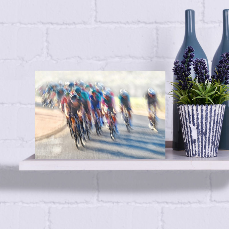 Des cyclistes à pleine vitesse floutent une affiche d'art mural contemporaine et vibrante, 12" H x 18" W