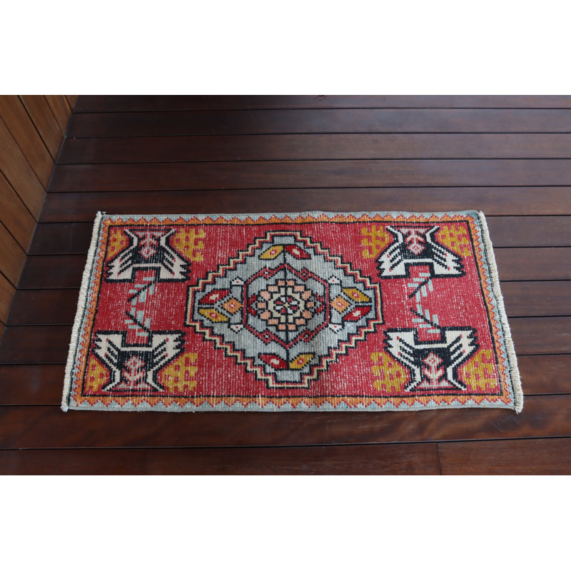 Petit tapis turc fait à la main en rouge pour le vestibule avec un design kilim rétro et des éléments de décoration bohémiens en laine