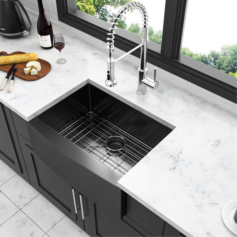 Évier de cuisine à tablier en acier inoxydable noir canon de fusil de 61 cm (24 po) – Acier inoxydable 16 gauge, robuste et durable – Guide de vidange en forme de X pour une meilleure évacuation – Coins arrondis R10 – Comprend une grille, une grille de fond et l'installation.