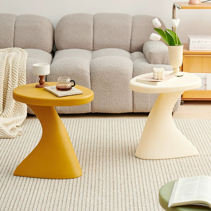 Salon simple avec table de bout, balcon créatif avec petite table basse, table de chevet Modern Home., Jaune