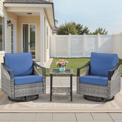 Ensemble de conversation d'extérieur 3 pièces avec chaises berçantes pivotantes et table d'appoint à plateau en verre, meubles de patio en osier gris avec porche ou cour à coussins