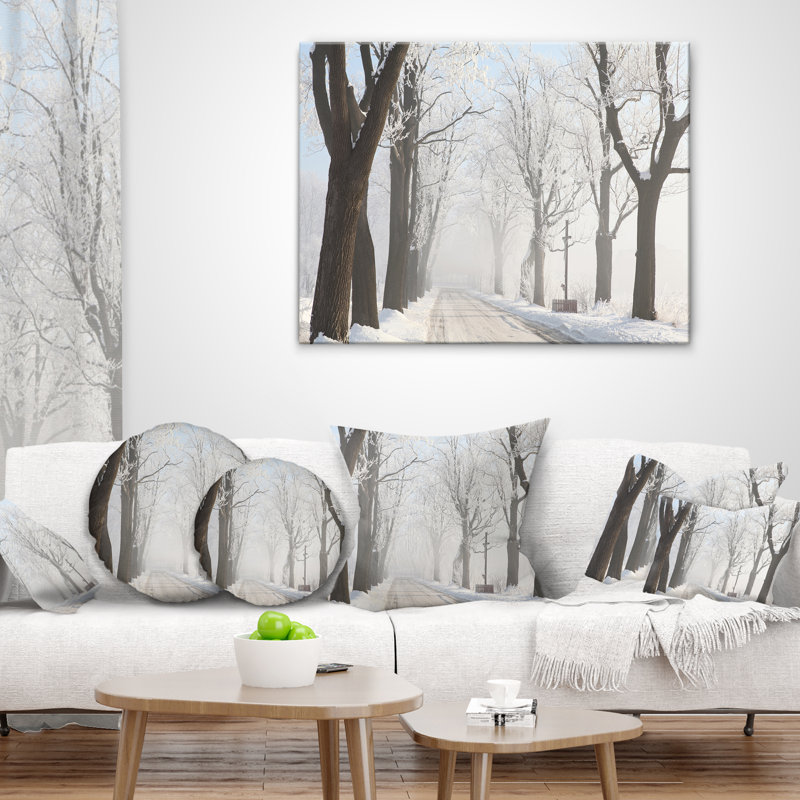 Misty, route d'hiver dans la forêt d'hiver - coussin imprimé forêt, 18 po x 18 po, Coussin décoratif