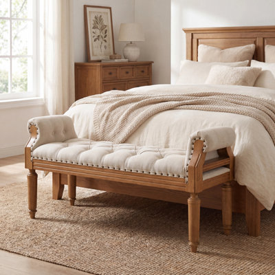 Banc Mid-Century en bois massif touffeté avec accoudoirs roulés et garniture cloutée