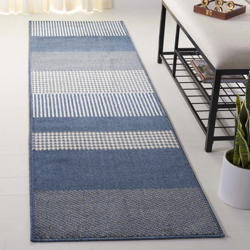 Tapis ivoire / bleu marine en polypropylène tissé à la machine Nicarete, Tapis de couloir 2 pi 2 po x 8 pi