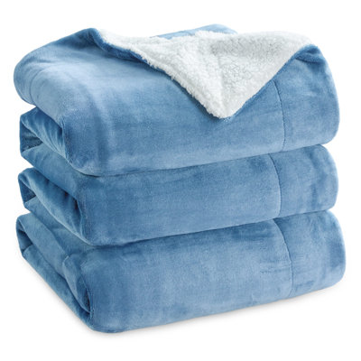 Bedsure GentleSoft™ Sherpa Blanket – Thick All-Season Warm Bed Blanket – Ideal Gift for College Students