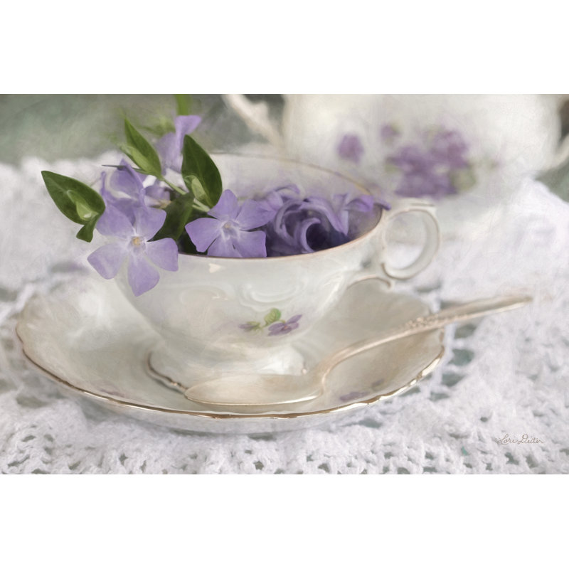«Violet Teacup» par Lori Deiter - reproduction imprimée, H 8 po x l 12 po, Non, Papier avec cadre simple noir