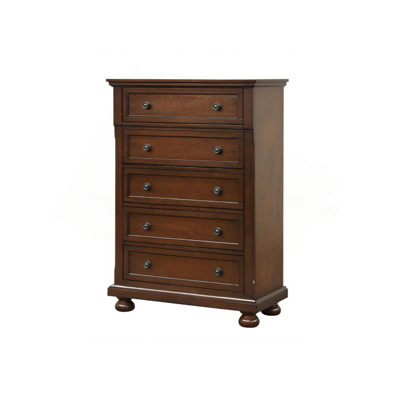 La commode et la commode avec une finition en bois et des boutons classiques combinent un charme traditionnel avec un rangement de chambre peu encombrant