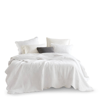 Tuscany Scalloped Edge Quilt Set