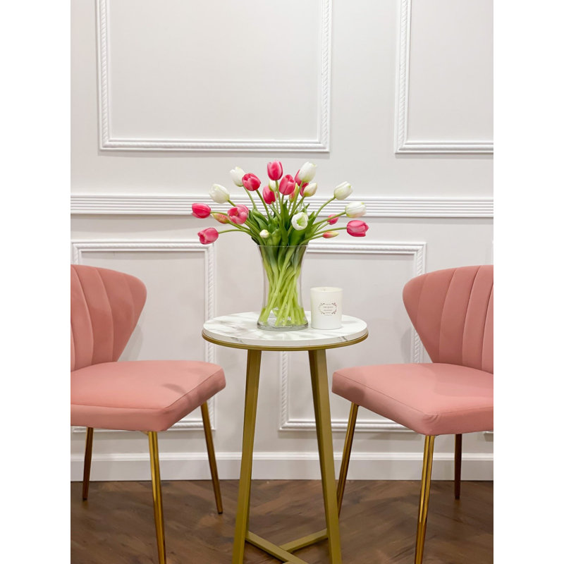 Arrangement de faux tulipes dans un grand vase