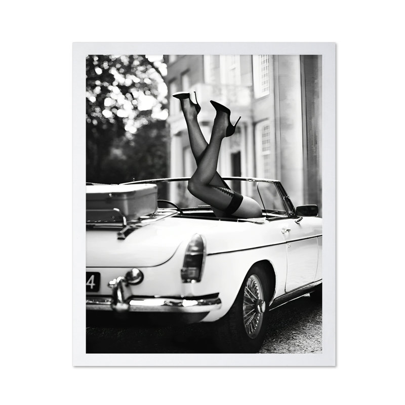 High Heels In Classic Car, H 16 po x l 20 po, Affiche, Encadrement blanc