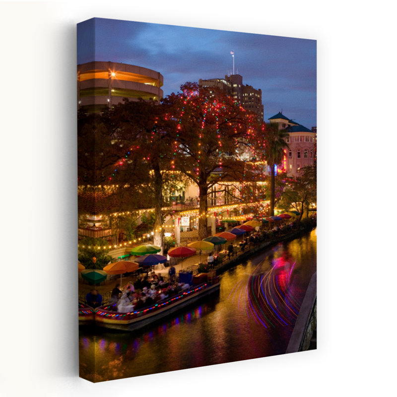 Arbre le long d'une rivière illuminée au crépuscule, rivière San Antonio, San Antonio, Texas, États-Unis, art contemporain abstrait