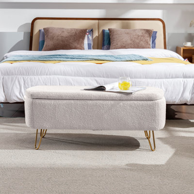 Banc d'entrée blanc en fausse fourrure avec espace de rangement et design élégant pour le revêtement de la chambre à coucher