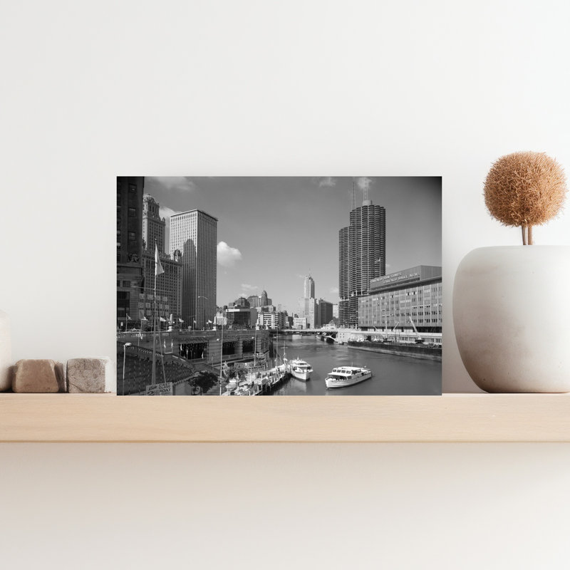 «1960S Chicago River From Michigan Avenue», Sun Times, bâtiment à droite et bateaux dans la rivière, H 12 po x l 18 po