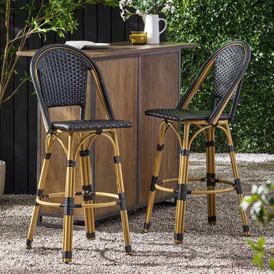 Ensemble de charmants tabourets de bar d'extérieur français