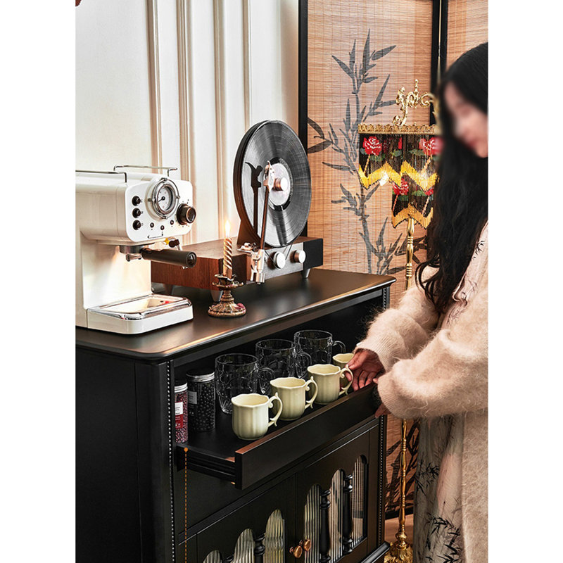 Vitrine murale noire de style antique