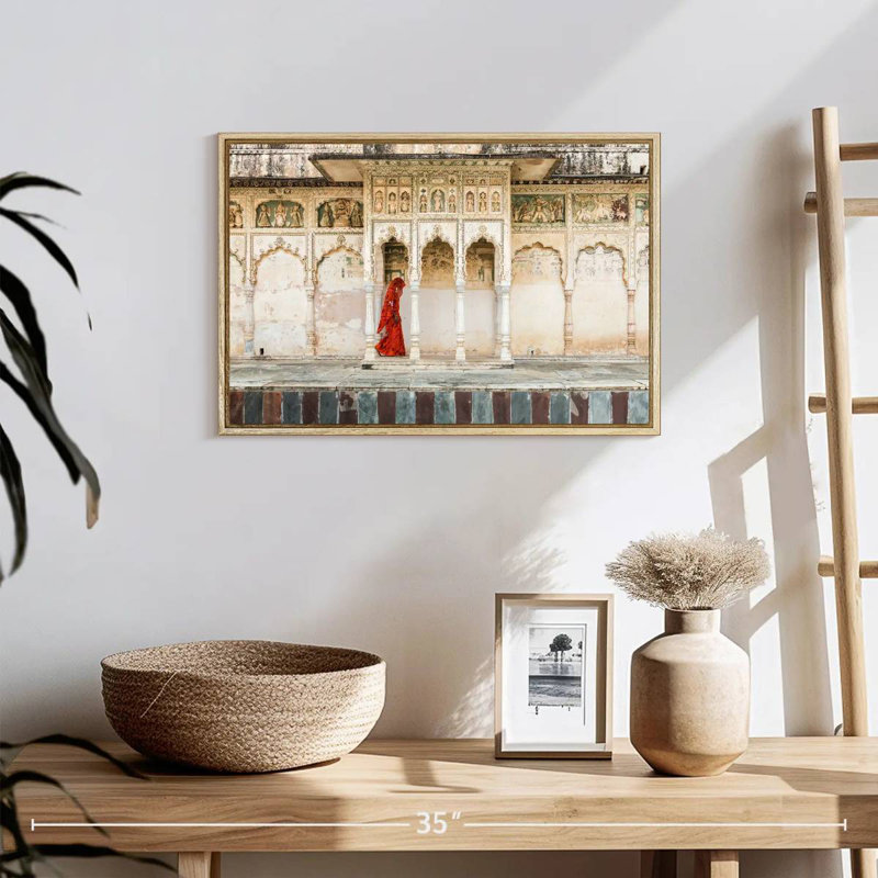 Dame en sari rouge, 19 po x 13 po, Cadre flottant en bois naturel