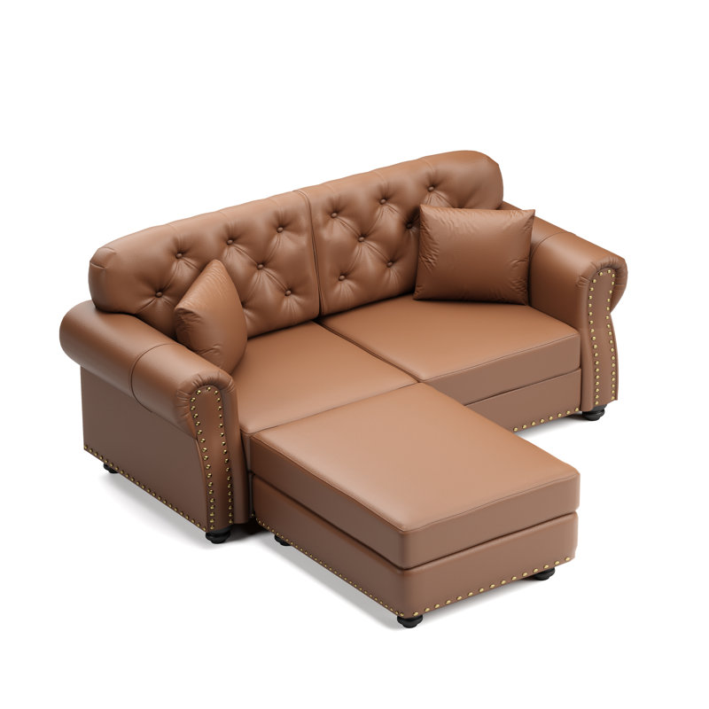 Canapé Chesterfield en similicuir de 63 pouces avec capitonnage à boutons, garniture cloutée, accoudoirs roulés et deux coussins décoratifs pour un confort intemporel et une élégance moderne.