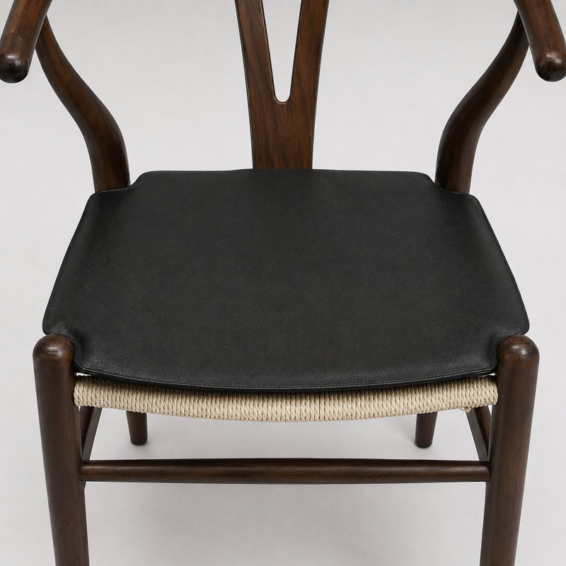 Chaise de salle à manger en bois de style Wishbone avec accoudoirs et coussin en similicuir de 1,9 cm (0,75 po)., Black