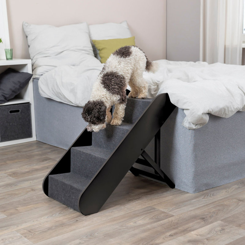 Hundetreppe für Boxspringbett mit mehreren Stufen neben hoher Matratze