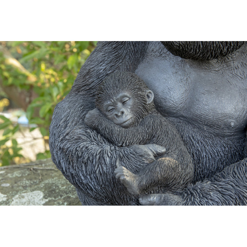 Gorille assis avec son bébé