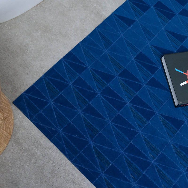 Tapis bleu tissé à la machine Fragment, Rond 4 pi 11 po