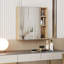 Armoire à miroir polyvalente en bois naturel avec beaucoup de rangement et peu d'espace