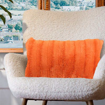 Housse de coussin en fausse fourrure Tsuguko