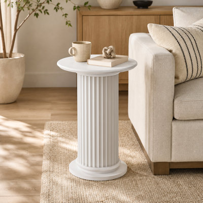 Table d'appoint ronde blanche cannelée de 15 pouces, table de chevet moderne pour salon, chambre et entrée (entièrement assemblée)