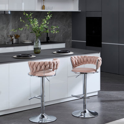 Ensemble de deux tabourets de bar de qualité supérieure avec repose-pieds chromé, base pivotante et levage mécanique réglable en hauteur, parfait pour les îlots de cuisine et les bars