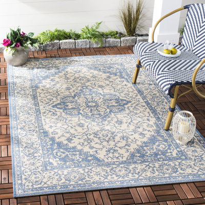 Girard Hooked Cream/Blue Indoor/Outdoor Rug