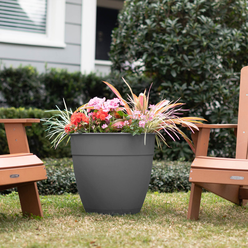 Jardinière intérieure / extérieure en plastique recyclé Dayton avec soucoupe attachée, H 14,59 po x l 16 po x P 16 po, Corail