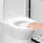 Toilette conforme, 17 po de hauteur, chasse double 1,1 / 1,6, cuve sans rebord, siège à fermeture en douceur, blanc lustré, installation brute de 12 po, entretien rapproché