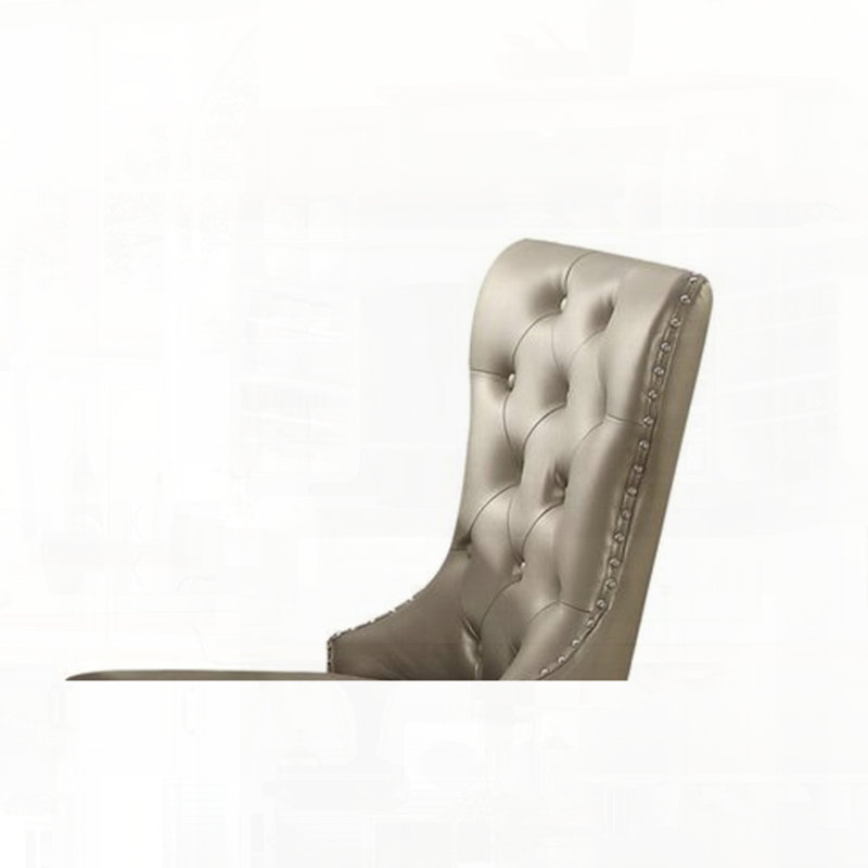 Ensemble de chaises d'appoint avec garniture cloutée et capitonnage à boutons pour une élégance intemporelle
