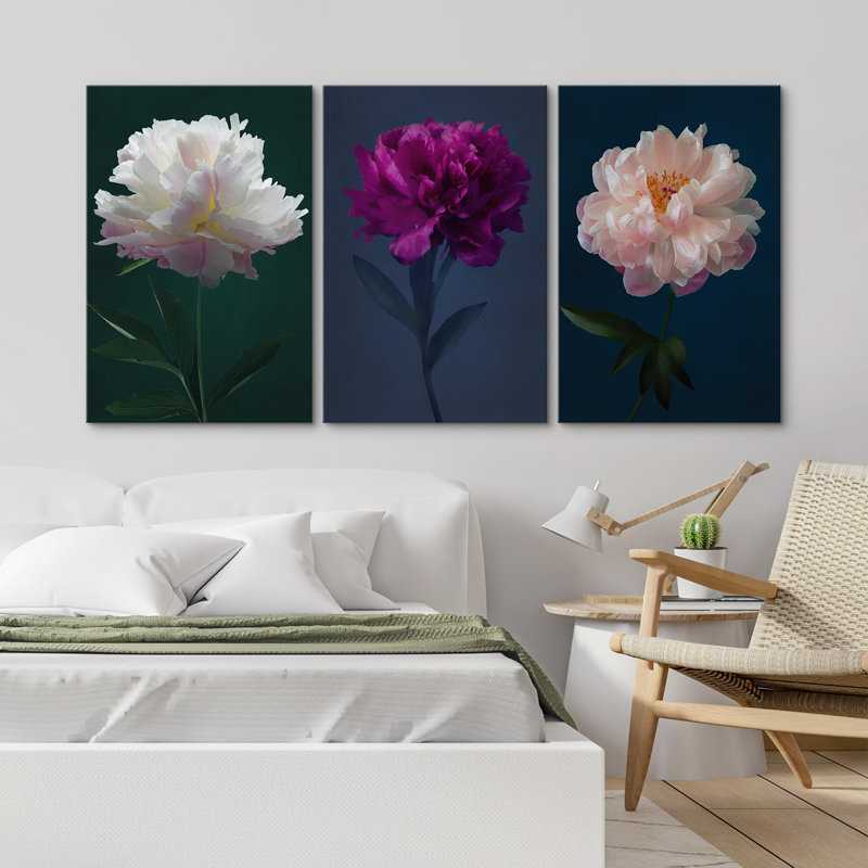 Fleurs vibrantes et élégantes sur fond sombre, photographie de salon minimaliste moderne, Toile tendue, H 24 po x l 48 po