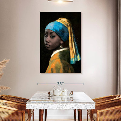 Leisha, la fille aux boucles d'oreilles d'inspiration afro-américaine