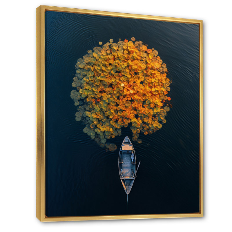 Arial View petit bateau sur le lac calme sur toile, H 32 po x l 24 po, Cadre flottant doré